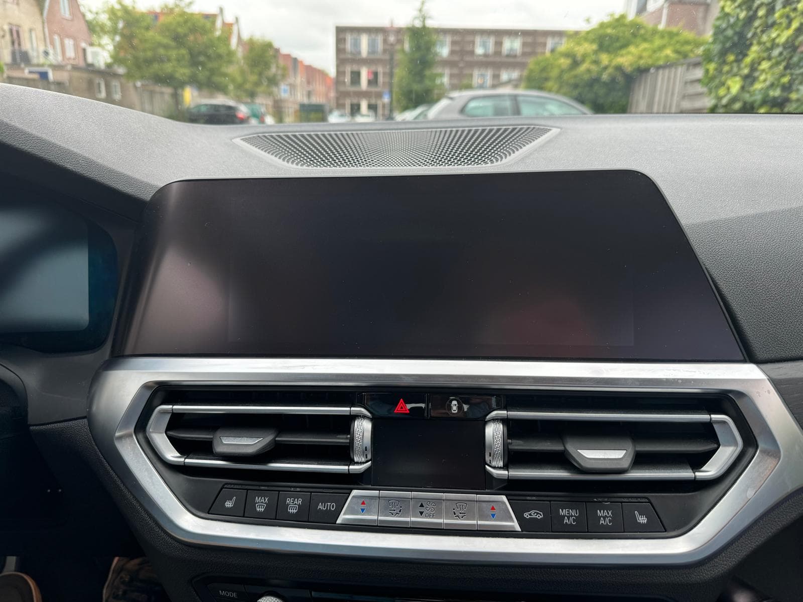 DISPRO schermbescherming geïnstalleerd in BMW interieur